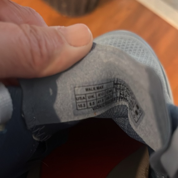 Vionic 10.5 sneaker - Picture 3 of 3